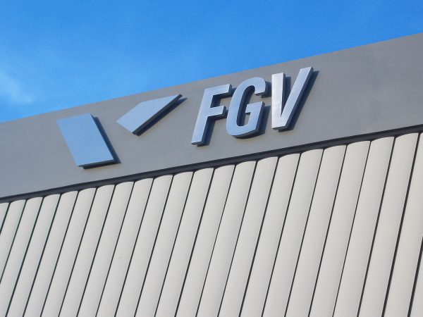 lasersign-empresa-brasilia-fachada-letras-caixa-em-aco-inox-escovado-1920x1080-fgv-brasilia