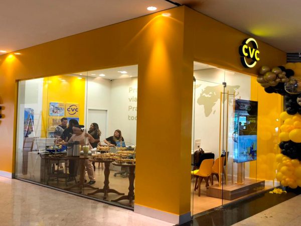 Fachada ACM Logo Iluminada