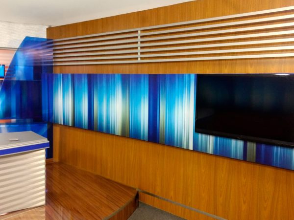 lasersign-sinalizacao-e-projetos-empresa-brasilia-projetos-especiais-logo-acrilico-1920x1080-estudio-de-tv-01