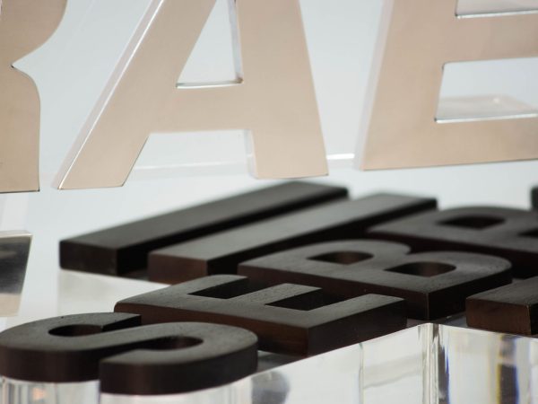 lasersign-sinalizacao-e-projetos-empresa-brasilia-projetos-especiais-logo-acrilico-1920x1080-sebrae-01