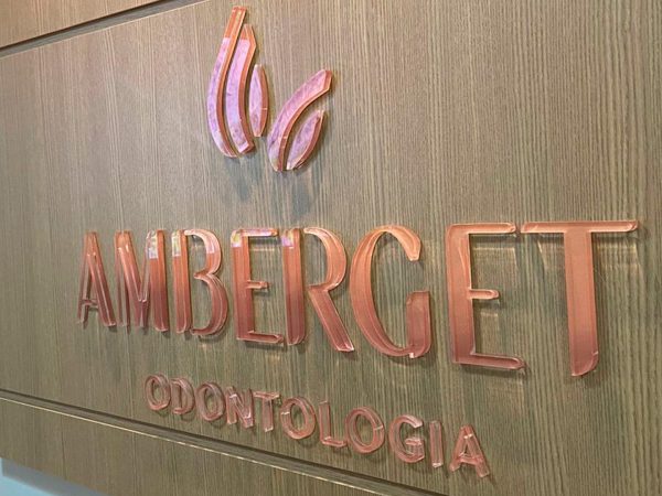 lasersign-sinalizacao-e-projetos-empresa-letreiros-em-acrilico-e-pvc-brasilia-1920x1080-amberget-odontologia