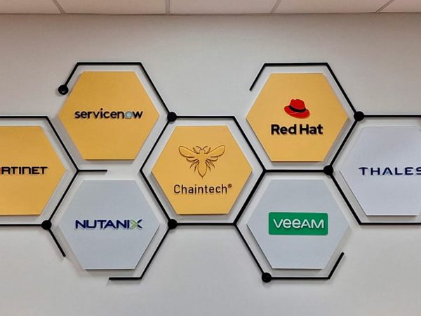 lasersign-sinalizacao-e-projetos-empresa-letreiros-em-acrilico-e-pvc-brasilia-1920x1080-fortinet-servicenow-n